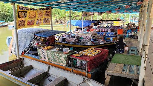 Pasar Terapung Pantai Suri