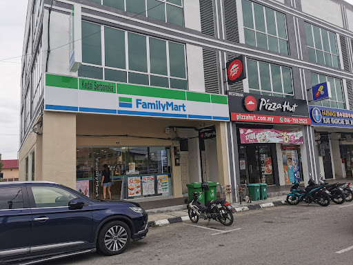 FamilyMart Pantai Remis