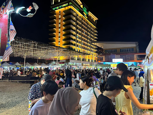 Wins Garden Night Market